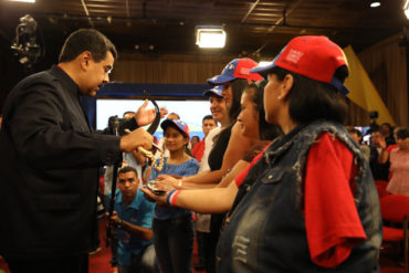 ¡EL SHOW! Maduro entregó réplica de espada de Simón Bolívar a vecinos de Palo Gordo, Táchira (+Fotos)