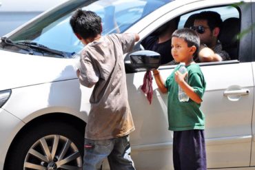 ¡TERRIBLE! Alertaron sobre aumento de niños abandonados por padres que emigraron de Venezuela