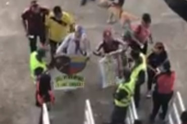 ¡SE IMPONE LA DICTADURA! Policías inspeccionaron carteles a fanáticos durante el partido Venezuela-Colombia (+Video)