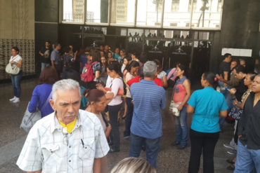 ¡ENTRÓ EN PÁNICO! Señora sufrió ACV durante la evacuación de un edificio tras fuerte sismo