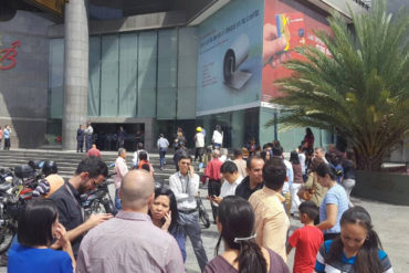 ¡ÚLTIMA HORA! Caraqueños salieron a la calle tras registrarse fuerte sismo #30Ago (Fotos)