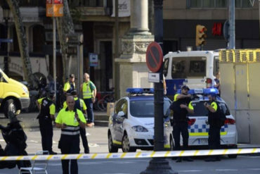 ¡URGENTE! Furgoneta atropelló a una multitud en La Rambla de Barcelona: 13 muertos y decenas de heridos