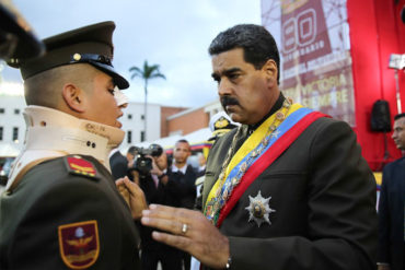 ¡PURO SHOW! Maduro condecora a GNB “heridos” en protestas y les entrega réplicas de la espada del Libertador (llorantina incluida)