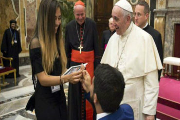 ¡HERMOSO! Venezolano propone matrimonio a su novia frente al Papa Francisco (+Video)