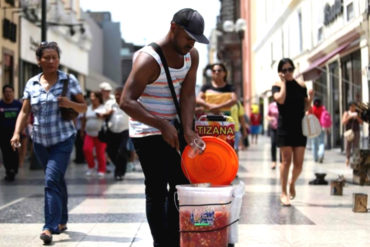 ¡VEALO! Niños venezolanos que huyeron del país por la crisis recorren Perú vendiendo tizana (+Vídeo)