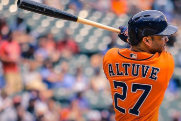 ¡QUE CUCHI! El emotivo momento de José Altuve y una niña durante el 4to juego de la Serie Mundial