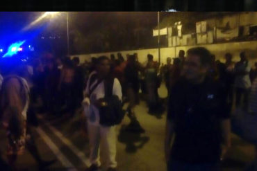 ¡ACTIVANDO LA CALLE! Vecinos reportan protesta en La Yaguara la noche de este viernes por falta de transporte