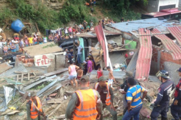 ¡TRAGEDIA! Gandola del Ejército cayó de autopista y aplastó casas en la Petare-Guarenas