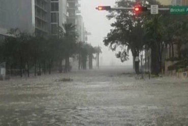 ¡DE IMPACTO! Brickell, el corazón financiero de Miami, se transformó en un río tras el paso de Irma (+Videos)