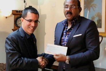¡EN PLENA CRISIS! Gobierno de Maduro no donó yuanes, sino $1,000,000 de dólares a Antigua y Barbuda