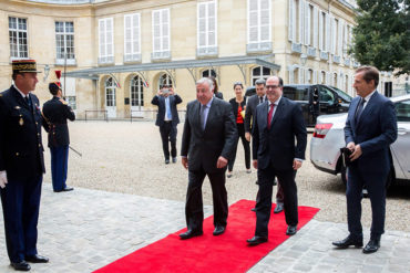 ¡CON ALFOMBRA ROJA! Borges y Guevara son recibidos por el presidente del Senado francés