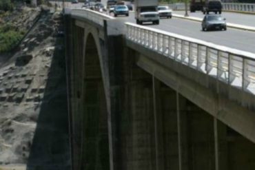 ¡ABRUMADOR! Un hombre perdió la vida tras lanzarse desde el viaducto de la autopista Caracas – La Guaira (Trabajaba como paramédico) (+Fotos)