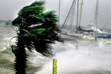 ¡TE LO MOSTRAMOS! Reportan que filas de carros huyen de Orlando por el huracán Irma (+Video)