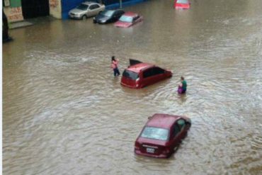 ¡DESASTRE TOTAL! Reportan inundaciones la avenida Victoria y otras zonas de Caracas tras aguacero de este #4Sep (+Fotos)