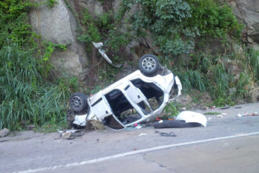 ¡ATENCIÓN! Vuelco de vehículo dejó un herido en la autopista Valencia-Puerto Cabello (+Foto)