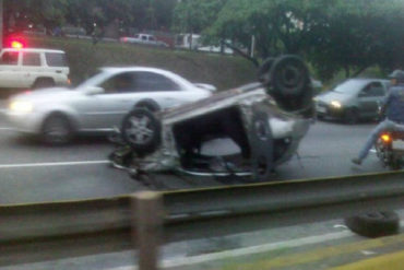 ¡ÚLTIMA HORA! Accidente en la Francisco Fajardo dejó un muerto y motorizados robaron sus pertenencias
