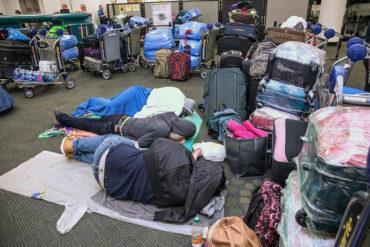 ¡PASAN LAS DE CAÍN! Más de 70 venezolanos tienen una semana varados en el aeropuerto de Miami (+Fotos)