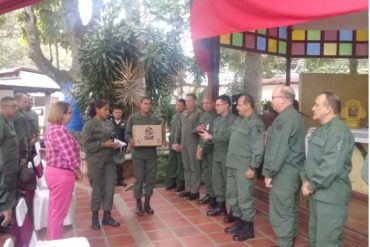 ¡QUÉ MISERIA! Una caja CLAP: El regalo que recibieron las secretarias de la FANB en su día