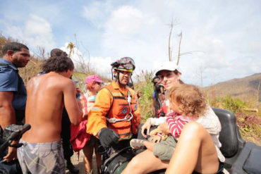 ¡SEPAN! Bomberos venezolanos rescatan familia en Dominica tras paso de María (+fotos y videos)