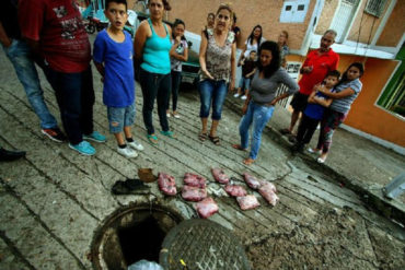 ¡Y EL PUEBLO CON HAMBRE! Hallaron bolsas de carne regulada dentro de una cloaca en San Cristóbal