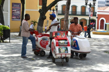 ¡INSÓLITO! Hasta los heladeros piden pago por transferencias en respuesta a la crisis de efectivo