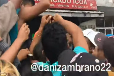 ¡INDIGNANTE! A gritos y empujones venezolanos intentan comprar 2 paquetes de harina de maíz (+Video)