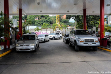 ¡EL COLMO! Regularán venta de gasolina debido a la escasez y largas colas (horario también será limitado)