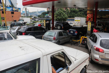 ¡MÁS ESCASEZ! Advierten que pronto aparecerá la gasolina, pero “bachaqueada”: Así están las largas colas en Caracas (+Fotos)