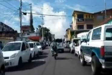 ¡SE AGUDIZAN LOS PROBLEMAS! Reportan largas colas en San Cristóbal para echar gasolina (+Videos)