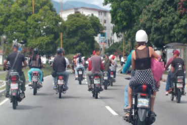 ¡ATENCIÓN! Colectivos chavistas merodearon por centros de votación en Mérida (+Foto)