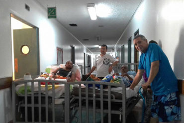 ¡CANSADOS! Pacientes del Hospital Clínico Universitario bloquearon el acceso a los quirófanos (+Fotos)