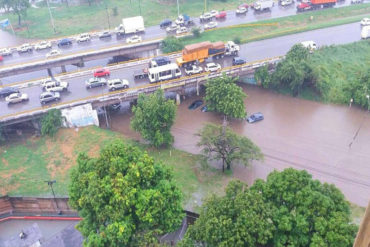 ¡ENTÉRESE! Carros quedaron bajo el agua tras inundaciones en Turmero (+Fotos +videos)