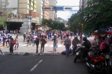 ¡SE ACTIVA LA CALLE! Reaparecen los jóvenes de la resistencia y trancan avenida Francisco de Miranda este #25Sep (+Fotos+Video)