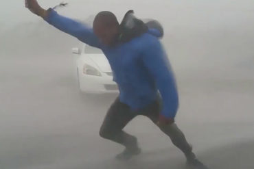 ¡IMPRESIONANTE! Así es como este meteorólogo retó la fuerza del huracán Irma (+Video impactante)