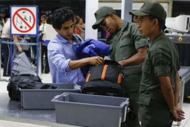 ¡TENGA CUIDADO! Militares roban dólares y rompen tarjetas a viajeros en Maiquetía