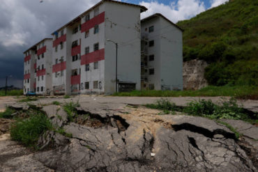 ¡QUÉ HORROR! La importantísima advertencia que hacen de los edificios de Misión Vivienda (se están cayendo)