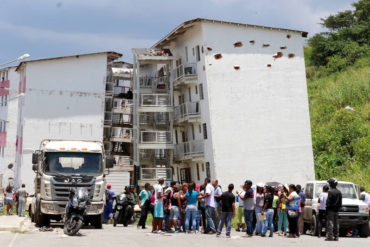 ¡DESGARRADOR! Desalojan a 55 familias de Misión Vivienda en Petare Sur (se están cayendo a pedazos)