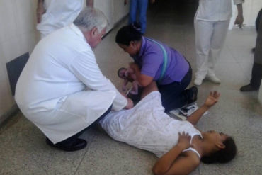¡ES EL COLMO! Mujer dio a luz en el piso del pasillo de un hospital (no la atendieron por falta de insumos)