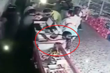 ¡DESCOMPOSICIÓN SOCIAL! Niña roba celular en local en Punto Fijo, Falcón, con ayuda de su madre (+Video bochornoso)