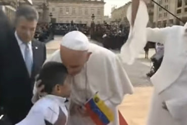 ¡HERMOSO! Un niño le entregó la Bandera de Venezuela al Papa en la Plaza Nariño de Colombia (+Video)