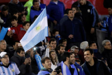 ¡SE LO MOSTRAMOS! Lo que hicieron los hinchas argentinos por Venezuela durante el partido