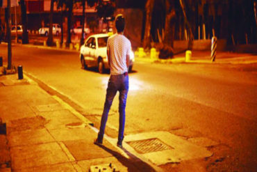 ¡SEPA! Se acentúa la prostitución masculina en Venezuela: Hombres cumplen fantasías a Bs. 100 mil por hora