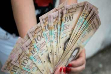 ¡DEBES SABERLO! De 4.950 a 300.000 bolívares, el volátil aumento del salario en Venezuela durante el último año (+Cuadro + cifras)