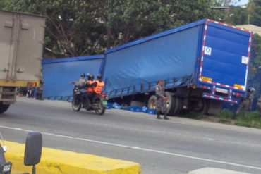 ¡REPUDIABLE! Saquearon camión de cervezas que se volcó en Tazón (+Fotos)