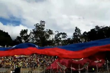 ¡EMOTIVO! Gigante bandera tricolor arropó el estadio de Pueblo Nuevo durante el Venezuela-Colombia (+Video)