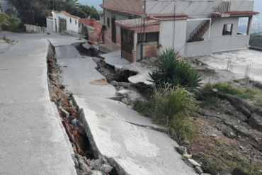 ¡IMPACTANTE! Falla destrozó vías de El Junquito y obligó a familias a desalojar sus casas (+Fotos)