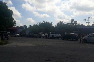 ¡ENTÉRATE! Al lado de una planta de llenado de Pdvsa en El Vigía se hacen largas colas para surtir gasolina