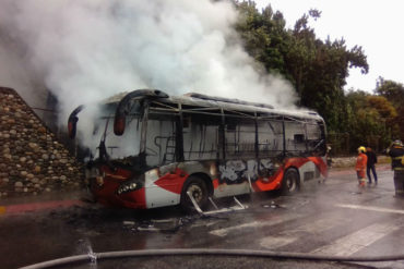 ¡MOLESTOS! Estudiantes queman unidad de autobús en Mérida por aumento del pasaje estudiantil (+Fotos)