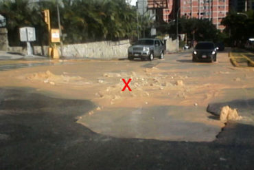 ¡ATENTOS, HATILLANOS! Una vía de La Boyera resultó afectada al romperse tubo de agua (+Fotos)