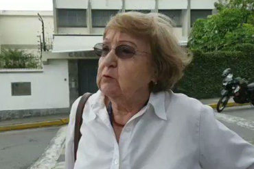 ¡QUÉ ABUSO! Abuela denuncia que NO aparece en listado del centro donde ha votado por 30 años (+Video)